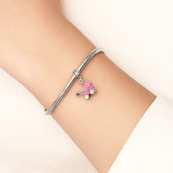 Babakocsi Pandora stílusú medál kézen