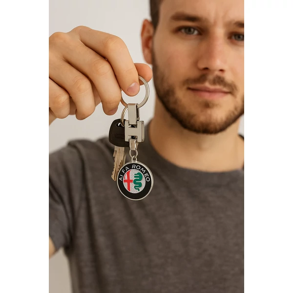 Alfa Romeo kulcstartó kézben