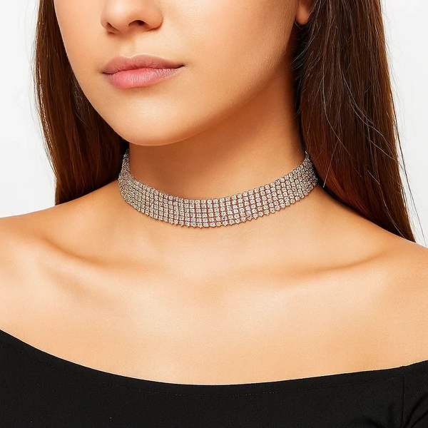 Strasszköves choker nyaklánc nyakon