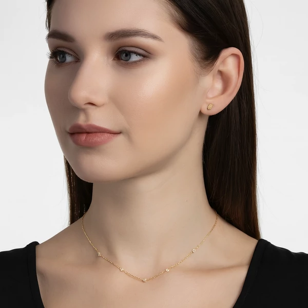 Öt kristályos aranyozott nyaklánc modellen