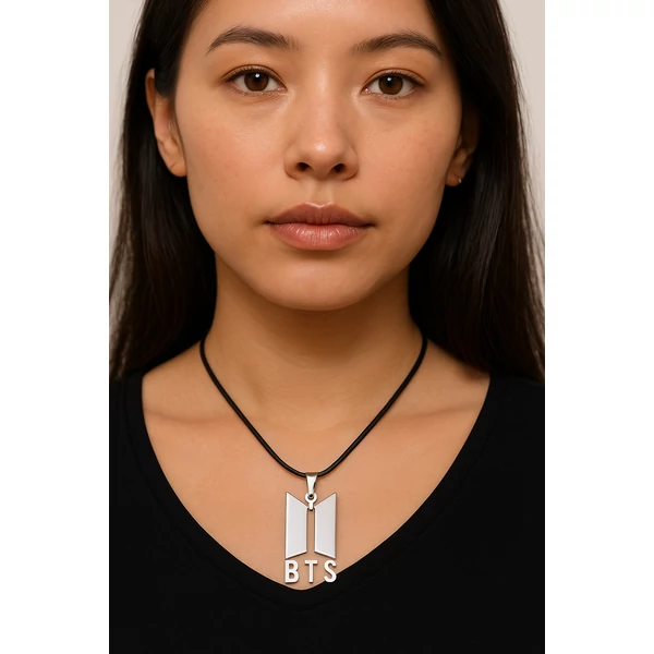 Acél BTS nyaklánc bőrszíjon nyakban