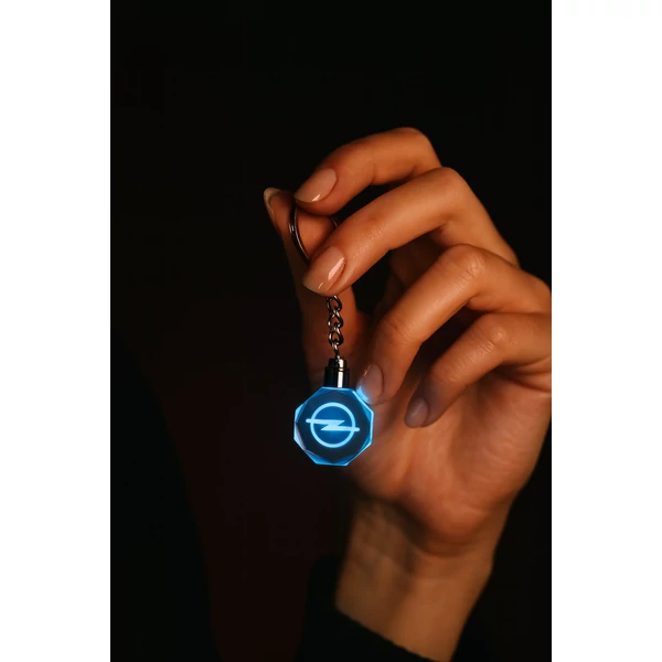 Világító Opel kulcstartó kézben