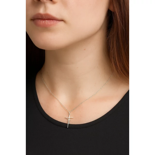 Keresztes hit nyaklánc nyakban