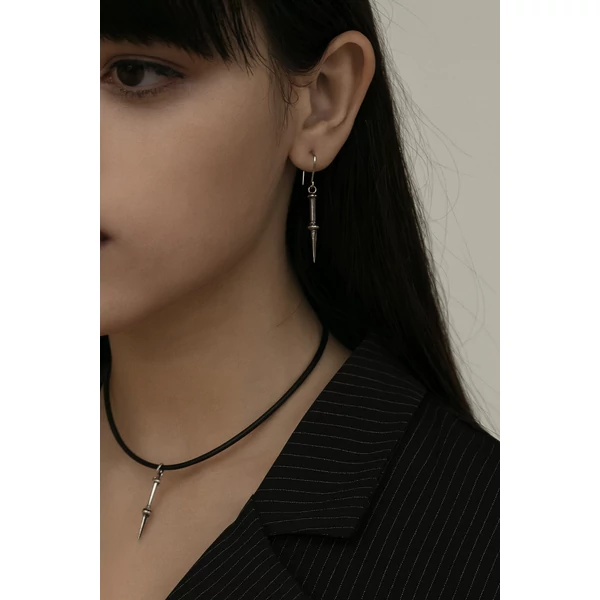 Odaát tőr nyaklánc nyakban