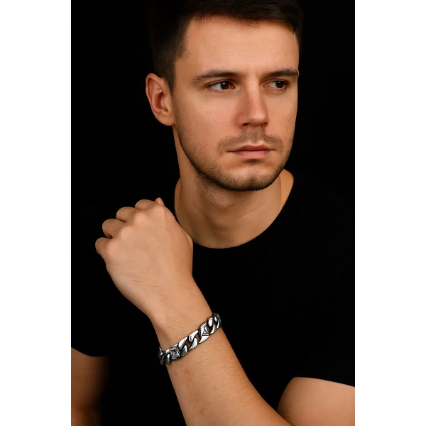 Férfi motoros acél karkötő modellen