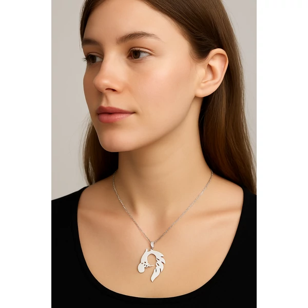 Acél lovas nő nyaklánc modellen