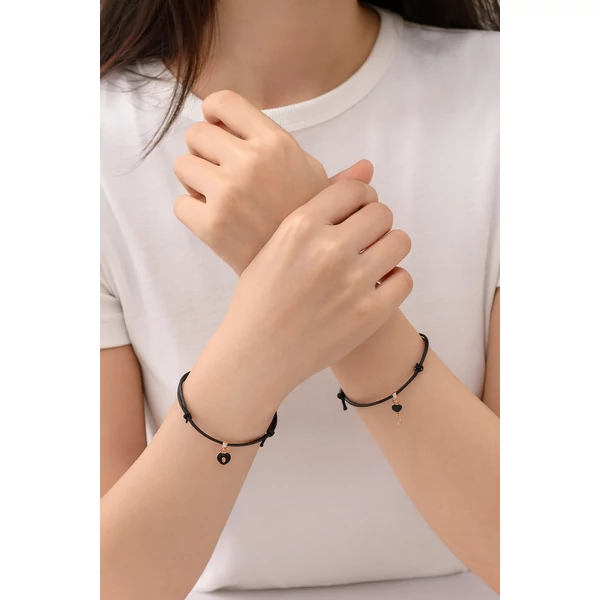 Kulcs és lakat páros karkötő kézen