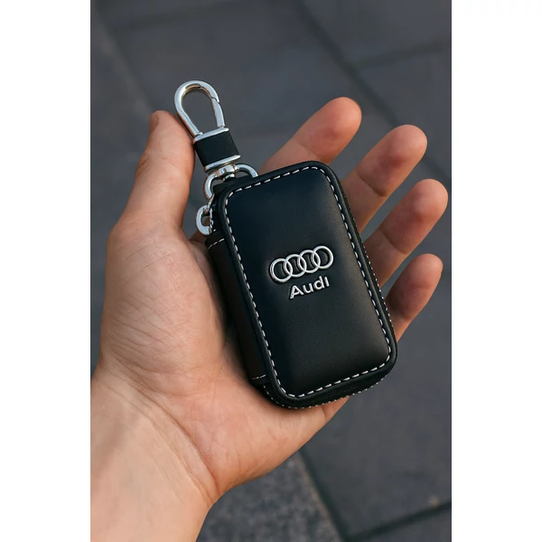 Műbőr Audi kulcstartó kézben