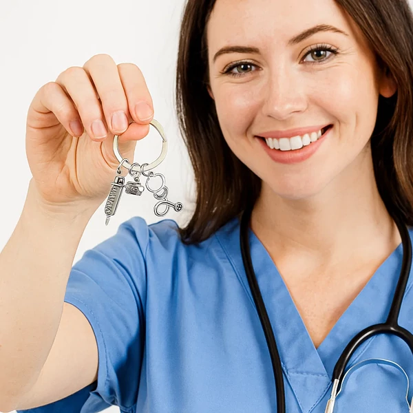 Orvos kulcstartó kézben