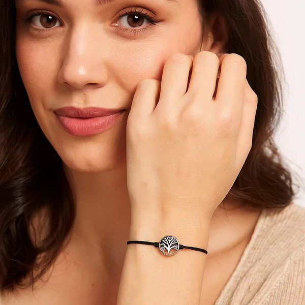 Életfás barátság karkötő (fekete) kézen