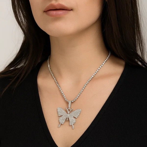 Strasszköves pillangós nyaklánc nyakban