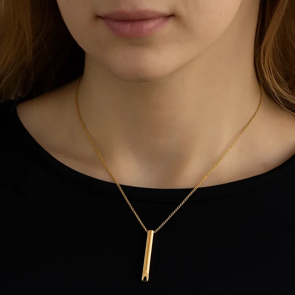 Acél stresszoldó nyaklánc (arany) nyakban