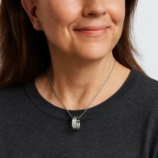 Acél anya nyaklánc-gyűrű nyakban